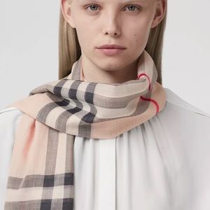 4️⃣0️⃣0️⃣ Burberry scarf